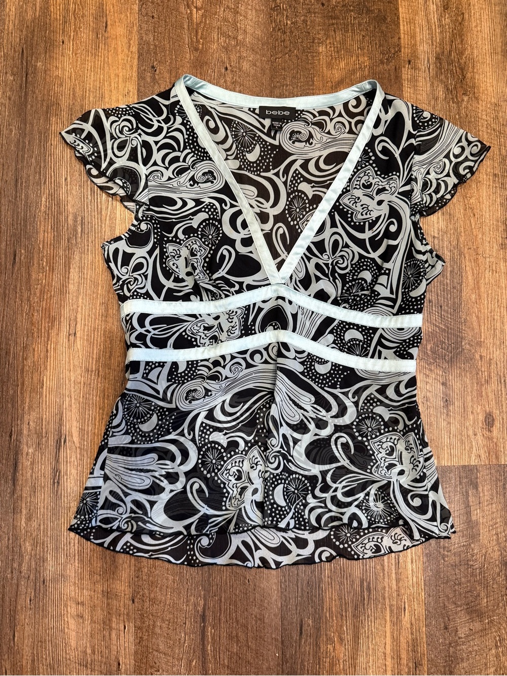 bebe 100% silk V-Neck Patterned Short Sleeve Top large